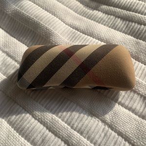 • burberry glasses case •